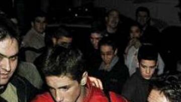 ARROPADO. Algunos aficionados esperaron la llegada del Atlético a Mérida y mostraron su apoyo a Fernando Torres.