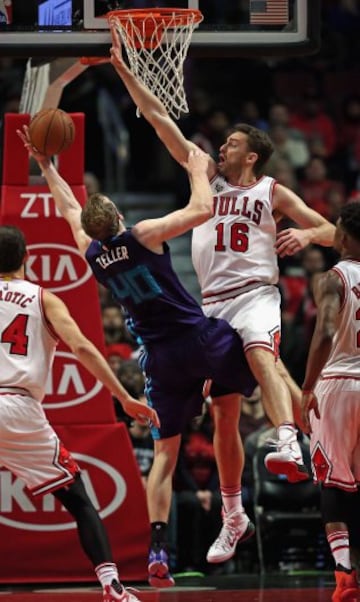 Pau Gasol, en la fotografía con Cody Zeller, disputó su partido 1.000 en la NBA.
