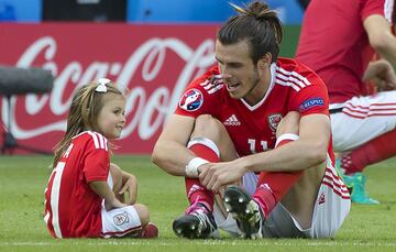 Gareth Bale y su hija en el Estadio Parque de los Príncipes al final del partido de octavos de Final de la Eurocopa entre Gales e Irlanda del Norte

