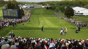 El golfista estadounidense Brooks Koepka golpea la bola durante la disputa del PGA Championship 2019 en el Bethpage Black Course de Nueva York.