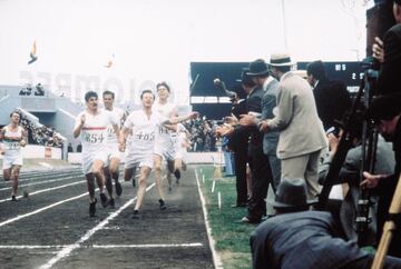 Película británica inspirada en los Juegos de 1924. Los protagonista son Harold Abrahams que venció en la final de los 100m de los Juegos de París y  el predicador Liddel, campeón inglés, no corrió por disputarse la prueba en domingo. Sin embargo, no perdonó en los 400 metros.