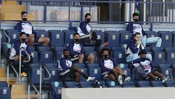 Víctor Chust, Isco, Altube, Arribas, Lunin, Vinicius y Marcelo en el banquillo del Real Madrid durante el partido de la jornada 10 de LaLiga Santander contra el Villarreal.