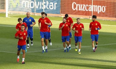 Piqué y Jordi Alba ya le hacen guiños a Isco, mientras entrenan