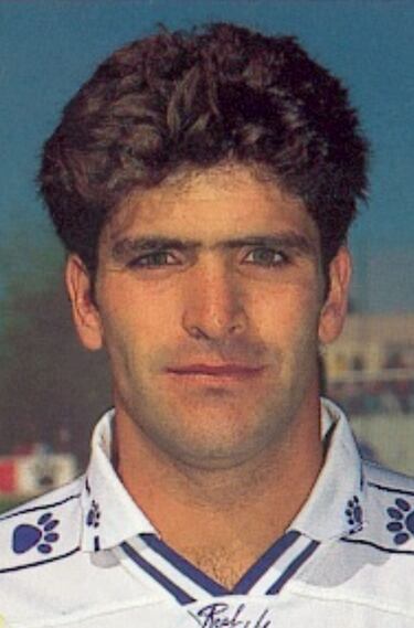 El centrocampista madrileño formó parte del Real Madrid desde 1990 hasta 1997, alternando el filial con el primer equipo, y con una cesión al Leganés en la temporada 1992-93. 