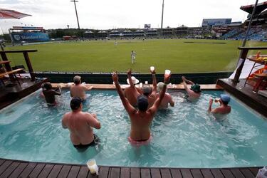El críquet, desde la piscina para combatir el calor