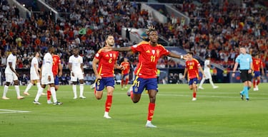 Nico Williams celebra el gol que abrió el marcador en el duelo ante Francia.