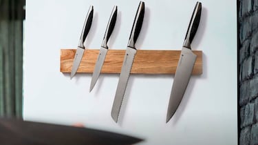 Libera espacio en la cocina con este soporte magnético para cuchillos
