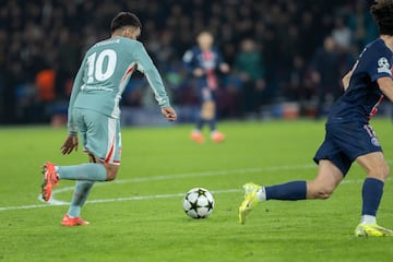 1-2. Contra del Atlético de Madrid que lleva a cabo Antoine Griezmann, pase largo a Ángel Correa que reta a su marcador, se va fácil y con un disparo raso supera a Gianluigi Donnarumma a pesar de tocar el balón con la mano derecha. En la imagen, Marquinhos.