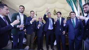 El Betis celebró su gran momento con una comida oficial en la Feria de Sevilla que arrancó con un brindis del presidente.