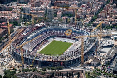 El FC Barcelona está transformando su emblemático estadio dentro del proyecto 
Espai Barça, con una inversión de 1.500 millones de euros de los cuales 1.000 se 
dedicarán al estadio. El nuevo Camp Nou tendrá una tercera grada, techo completo, zonas VIP triplicadas y un espectacular "sky walk" con vistas a la ciudad. Se espera una apertura parcial en 2025 y su finalización total en 2026, convirtiéndose en el estadio más grande de Europa con más de 105.000 asientos.
