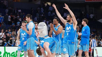 Los jugadores del Movistar Estudiantes celebran la primera victoria en el playoff de ascenso 2025 ante el Inveready Gipuzkoa.