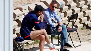 Simeone y Andrea Berta, técnico y director deportivo del Atlético, charlan en el Cerro del Espino.