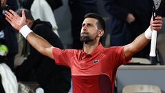 Novak Djokovic celebra su triunfo ante Pierre-Hugues Herbert en Roland Garros.