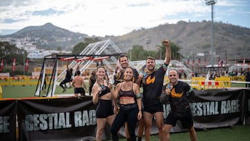 Participantes con medallas de la Bestial Race Arucas 2024.