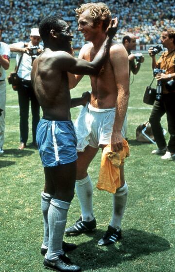 Mundial de Mexico, 1970. Partido Brasil-Inglaterra de fase de grupos. El saludo de dos campeones del mundo. Pelé y Bobby Moore tras finalizar el partido.