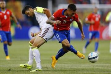 Eduardo Vargas disputa una pelota durante el partido ante Venezuela.