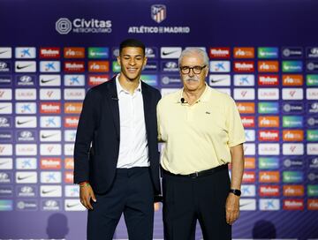 El defensa uruguayo fue presentado como nuevo jugador rojiblanco y recibi¨® su nueva camiseta de manos del presidente del Atl¨¦tico de Madrid, Enrique Cerezo. El jugador llega procedente del Racing Club de Montevideo.