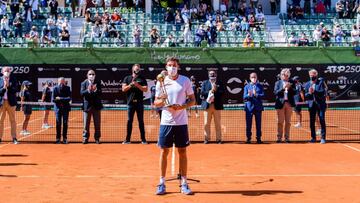 Pablo Carre&ntilde;o, con el trofeo y Manolo Santana (izda.) y Bjorn Borg (dcha.) al fondo. 