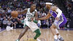 Terry Rozier es defendido por Frank Mason III.