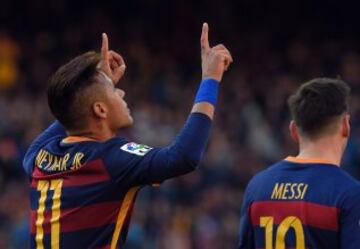 Neymar points upwards in celebration of Barça's third goal.