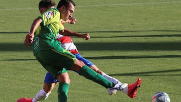 GRAF8830. GRANADA, 28/06/2020.- El centrocampista chileno de la SD Eibar Fabián Orellana (delante) dispara a puerta defendido por el jugador del Granada CF, durante el partido correspondiente a la jornada 32 de LaLiga Santander que se disputa este domingo en el Nuevo Estadio Los Cármenes. EFE/Pepe Torres