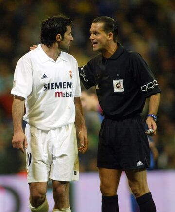 Muñiz Fernández habla con Figo en un Clásico el Sábado Santo de 2003 en el Bernabéu.