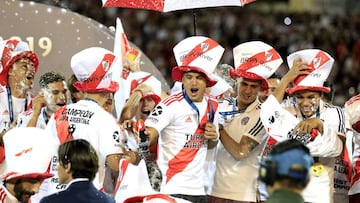 MENDOZA, ARGENTINA - DECEMBER 13:  Exequiel Palacios (C) of River Plate celebrates with teammate after winning the final of Copa Argentina 2019 between Central Cordoba and River Plate at Estadio Malvinas Argentinas on December 13, 2019 in Mendoza, Argentina. (Photo by Alexis Lloret/Getty Images)