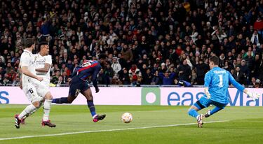 El Barcelona se adelantó en el marcador aunque en primera instancia el árbitro anuló el gol por fuera de juego. El VAR rectificó.