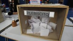 Santiago, 22 de agosto de 2020.  En el marco del plebiscito del 25 de octubre, el alcalde de EstaciÃ³n Central, Rodrigo Delgado junto al director del Instituto de InvestigaciÃ³n Interdisciplinar en Ciencias BiomÃ©dicas de la Universidad SEK y representante de Chile en la Red Europea Nanofuture. presenta medidas tecnolÃ³gicas para fortalecer la seguridad sanitaria de los ciudadanos que participen en el proceso electoral. En la actividad se recrea la votaciÃ³n en un local con urnas, cÃ¡maras secretas y mesas protegidas con dispositivos que desinfectan constantemente las superficies de los principales puntos de contacto al sufragar.  Jonnathan Oyarzun/Aton Chile