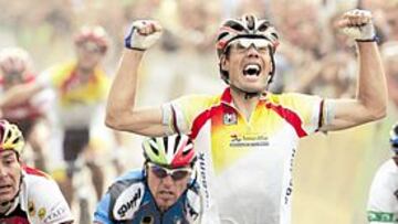 <b>QUIERE REPETIR. </b>Óscar Freire celebra su triunfo en la prueba de línea del Mundial de Verona, en Italia.