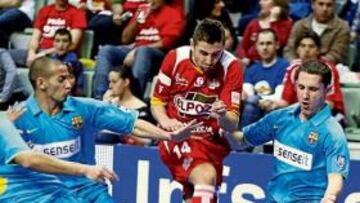 Saúl dispara a puerta.