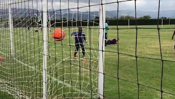 Riascos desempaca con gol en el entrenamiento