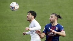 Soccer Football - La Liga Santander - SD Huesca v Real Madrid - Estadio El Alcoraz, Huesca, Spain - February 6, 2021 Real Madrid&#039;s Marco Asensio in action with Huesca&#039;s Gaston Silva REUTERS/Albert Gea