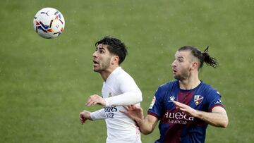 Soccer Football - La Liga Santander - SD Huesca v Real Madrid - Estadio El Alcoraz, Huesca, Spain - February 6, 2021 Real Madrid&#039;s Marco Asensio in action with Huesca&#039;s Gaston Silva REUTERS/Albert Gea