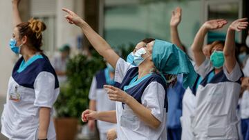 Sanitarios aplauden en la Fundación Jiménez Díaz de Madrid el 7 de abril de 2020.