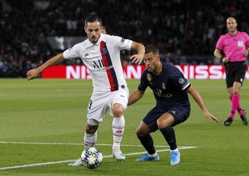 En julio de 2019 fich¨® por cinco temporadas con el Par¨ªs Saint-Germain, tras abonar al Sevilla CF, 20 millones de euros.
