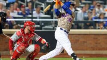 Michael Conforto consigue un home run frente a los Philadelphia Phillies.