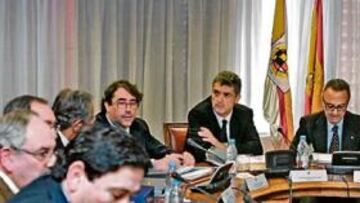 <b>NUEVA JUNTA. </b>Villar, ayer, a la cabeza de la nueva junta de la FEF.