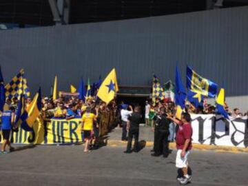 La afición de Tigres haciendo el pasillo para despedir al conjunto felino.