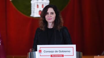 La presidenta de la Comunidad de Madrid, Isabel Díaz Ayuso, ofrece una rueda de prensa tras la reunión del Consejo de Gobierno, que de forma extraordinaria se celebra en el Ayuntamiento de Alcobendas, a 10 de abril de 2024, en Alcobendas, Madrid (España). El Consejo de Gobierno se celebra hoy en Alcobendas para dar a conocer las nuevas medidas que después se trasladarán al pleno de la Asamblea para su convalidación. Asimismo, Díaz Ayuso realiza después del Consejo de Gobierno una visita a actividades desarrolladas en el marco de la Semana de la Salud de Alcobendas, un evento que se desarrolla en la Plaza Mayor.
10 ABRIL 2024;ALCOBENDAS;MADRID;AYUSO;CONSEJO DE GOBIERNO
Gustavo Valiente / Europa Press
10/04/2024