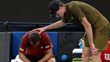 Jannik Sinner consuela a Hugo Gaston en Melbourne.