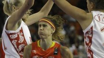 <b>MUCHO SUFRIMIENTO. </b>Valdemoro pasa entre Stepanova y Vidmer.