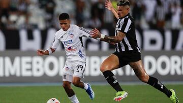 AMDEP8864. RÍO DE JANEIRO (BRASIL), 03/04/2024.- Tiquinho Soares (d) de Botafogo disputa el balón con José Enamorado de Junior este miércoles, en un partido de la fase de grupos de la Copa Libertadores entre Botafogo y Junior en el estadio Olímpico Nilton Santos de Río en Janeiro (Brasil). EFE/ Andre Coelho
