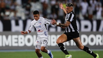 AMDEP8864. RÍO DE JANEIRO (BRASIL), 03/04/2024.- Tiquinho Soares (d) de Botafogo disputa el balón con José Enamorado de Junior este miércoles, en un partido de la fase de grupos de la Copa Libertadores entre Botafogo y Junior en el estadio Olímpico Nilton Santos de Río en Janeiro (Brasil). EFE/ Andre Coelho