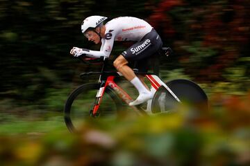 Wilco Kelderman durante la contrarreloj individual de la última etapa del Giro de Italia 2020, una ruta de 15,7 kilómetros entre Cernusco sul Naviglio y Milán.