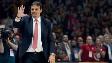 Ergin Ataman, durante un partido contra Anadolu Efes.