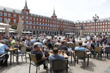 Los ingleses esperan la hora del partido disfrutando de las terrazas de la Plaza Mayor.