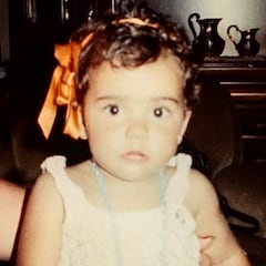 Es una estrella de la televisión en España y así lucía durante su infancia más tierna: “Mi madre me envolvía para regalo”