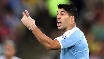 Luis Suárez con la mano fracturada en el partido contra Chile de la Copa América.