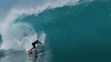 Craig Anderson a punto de meterse en una ola en forma de tubo con su tabla de surf para el videoclip Slidin de Paul McCartney.